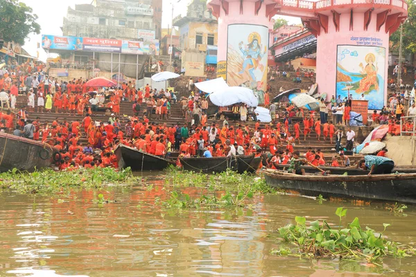 Varanasi kolorowy pielgrzymki przez pomarańczowy świętych — Zdjęcie stockowe