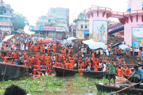 Varanasi colorido peregrinaje por los hombres santos naranja —  Fotos de Stock