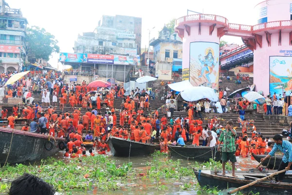 Varanasi colorido peregrinaje por los hombres santos naranja — Foto de Stock