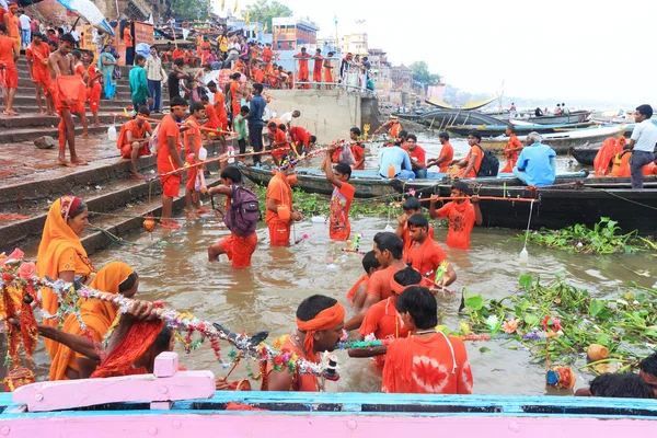 Varanasi colorido peregrinaje por los hombres santos naranja — Foto de Stock