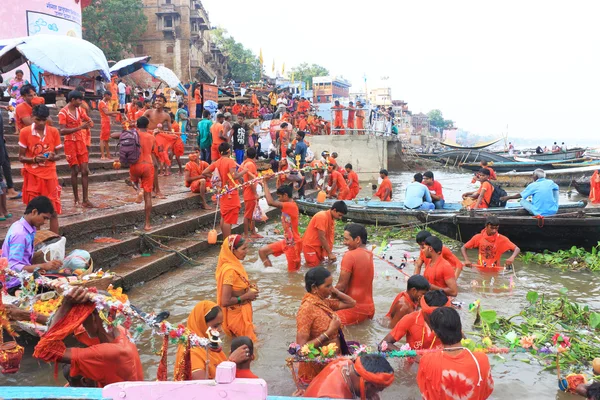 Varanasi bunte Pilgerfahrt von orangen heiligen Männern — Stockfoto