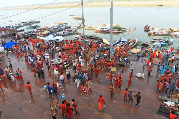 Varanasi peregrinação colorida por homens santos laranja — Fotografia de Stock