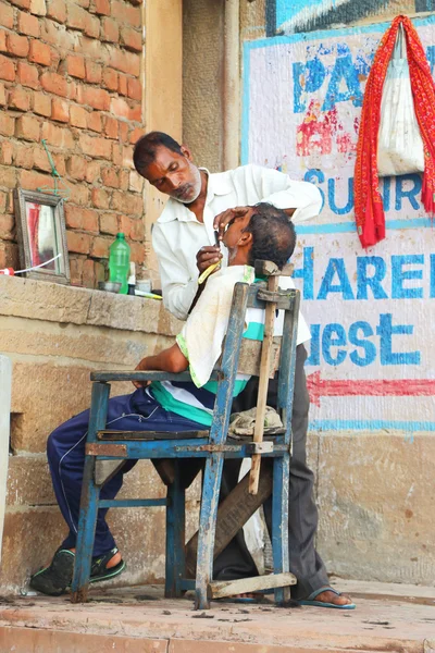 India barber shaving a customer — Stock Photo, Image