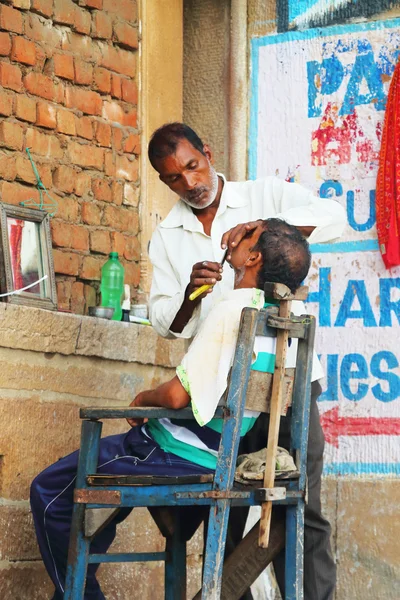 India barber shaving a customer — Stock Photo, Image