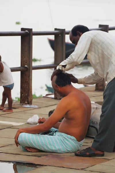 Barber holení svaté mans hlava — Stock fotografie