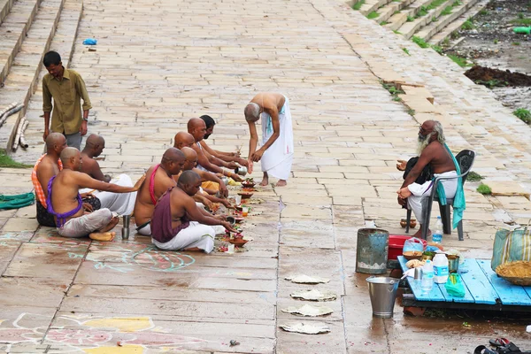 Homem santo ensinando estudantes — Fotografia de Stock