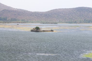 Otel udaipur Hindistan'da Gölde yüzen