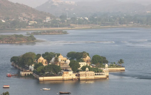 Floating hotel on lake in udaipur india — Stock Photo, Image