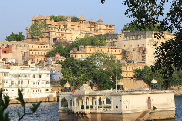 Város palota és a tó udaipur rajasthan, india — Stock Fotó