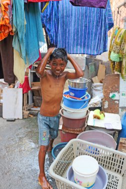 Çocuk sokak Hindistan ile yıkama