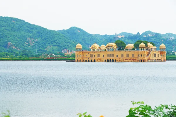 Palacio en un lago jaipur india — Foto de Stock