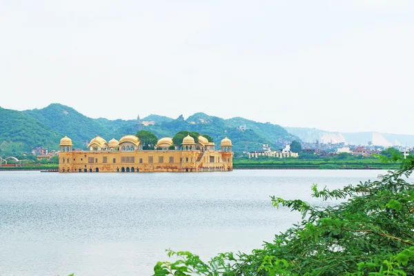 Παλάτι σε μια λίμνη jaipur Ινδία — Φωτογραφία Αρχείου