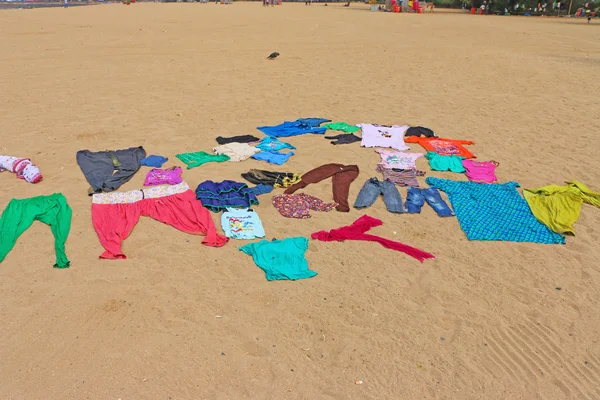 Clothes drying on beach mumbai india — Stock Photo, Image
