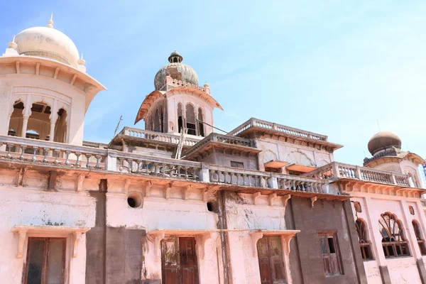 Летний дворец Махараджас, расположенный на вершине горы Майсур, Индия — стоковое фото