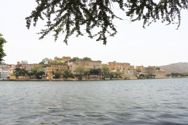 Palazzo della città e lago udaipur Rajasthan India — Foto Stock