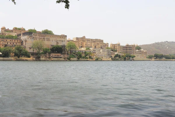 Şehir Sarayı ve Gölü udaipur rajasthan Hindistan — Stok fotoğraf