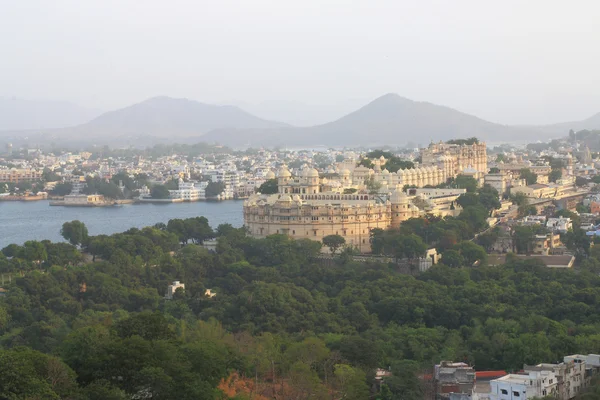 Şehir Sarayı ve Gölü udaipur rajasthan Hindistan — Stok fotoğraf