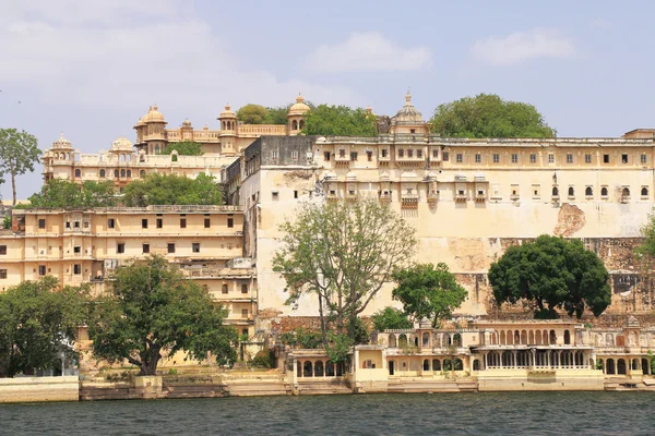 Міський палац і озеро udaipur Раджастан Індії — стокове фото
