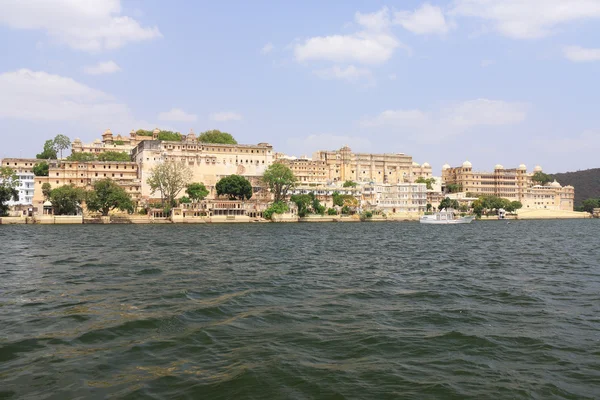 Παλάτι της πόλης και τη λίμνη udaipur rajasthan Ινδία — Φωτογραφία Αρχείου