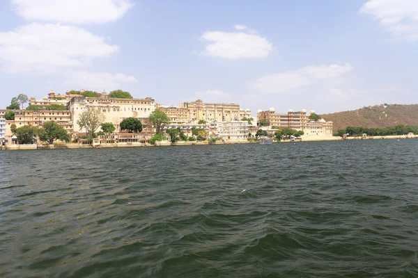 Şehir Sarayı ve Gölü udaipur rajasthan Hindistan — Stok fotoğraf