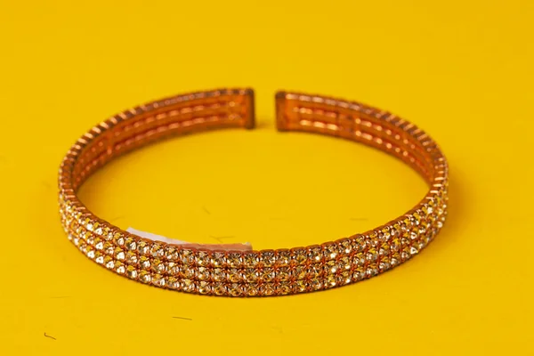 Kostým ozdobné šperky zdobené náramky — Stock fotografie