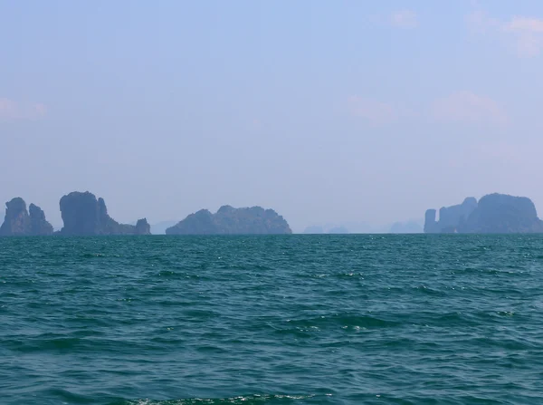 Klippformationer och öar runt krabi Thailand — Stockfoto