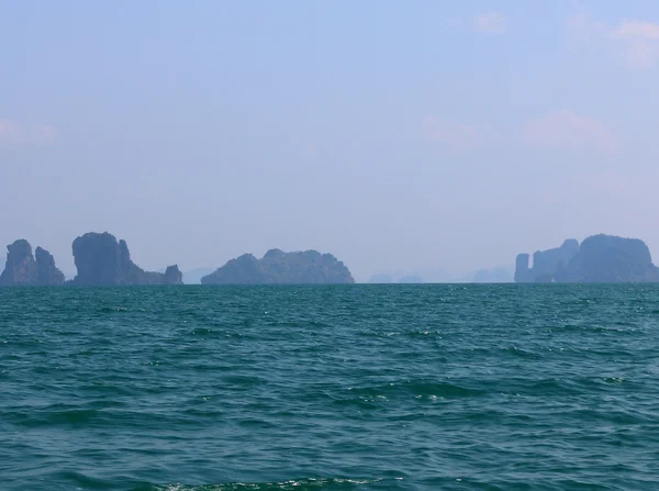 Formasi batu dan pulau-pulau di sekitar krabi Thailand — Stok Foto