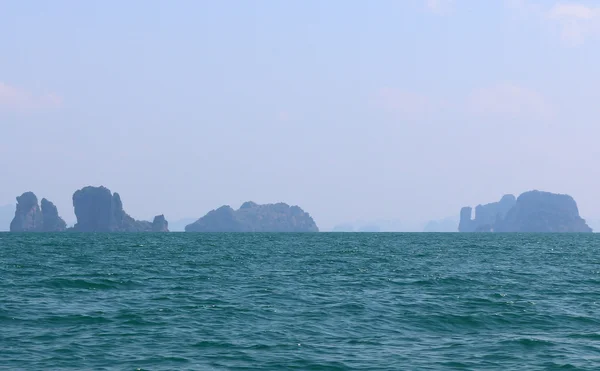 Formations rocheuses et îles autour de krabi Thaïlande — Photo