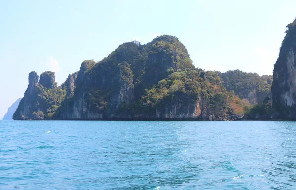 Klippformationer och öar runt krabi Thailand — Stockfoto