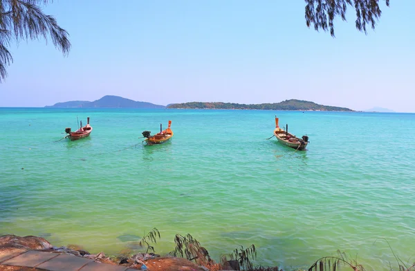 Langschwanzboote am Strand von Thailand — Stockfoto