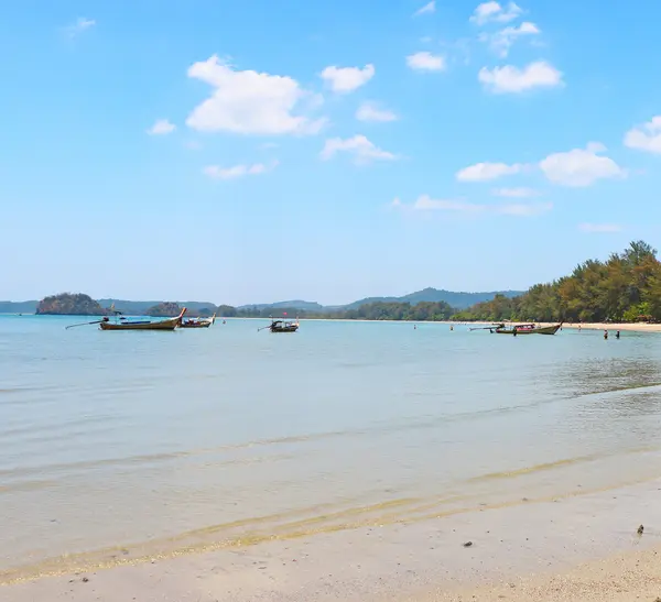 Felsformationen und Inseln rund um ao nang krabi thailand — Stockfoto