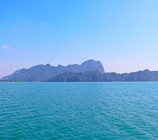 Formações rochosas e ilhas em torno de ao nang krabi Tailândia — Fotografia de Stock