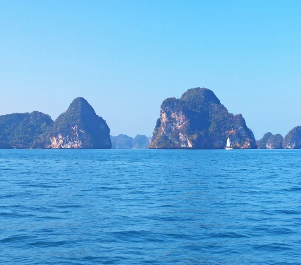 Formações rochosas e ilhas em torno de ao nang krabi Tailândia — Fotografia de Stock