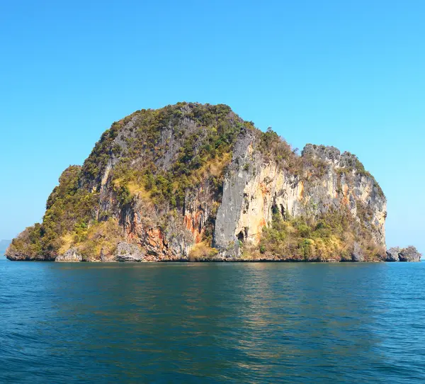 Felsformationen und Inseln rund um ao nang krabi thailand — Stockfoto