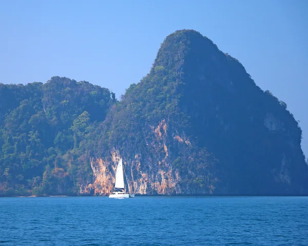 Klippformationer och öarna runt om ao nang krabi Thailand — Stockfoto