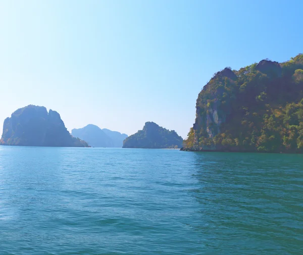 Formations rocheuses et îles autour de ao nang krabi Thaïlande — Photo