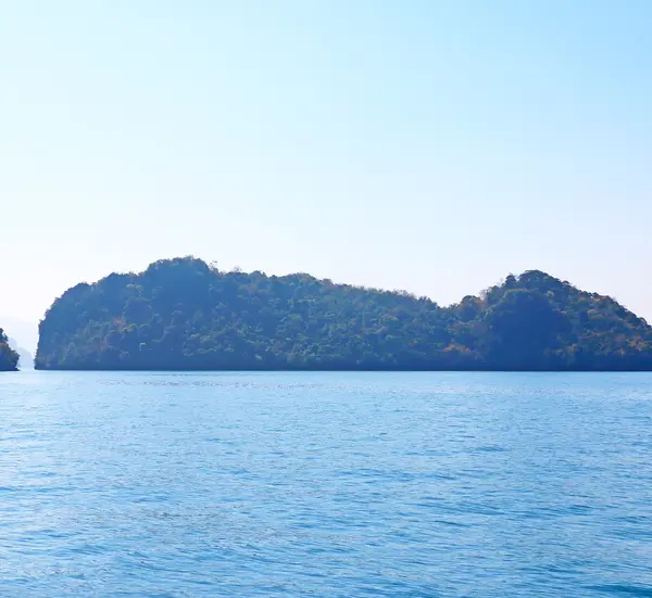 Felsformationen und Inseln rund um ao nang krabi thailand — Stockfoto