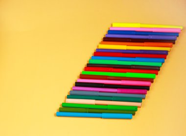 renkli kalemler bir satırı