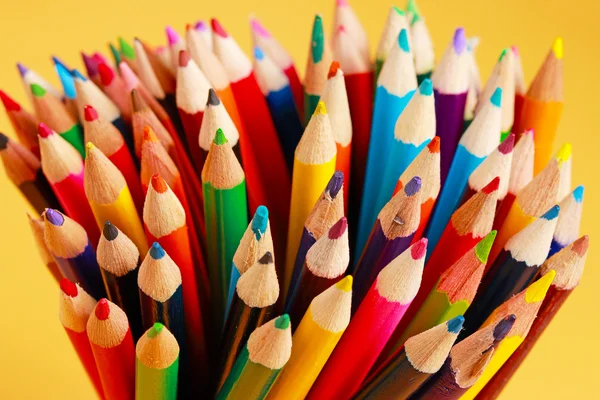 En visning af farvede blyanter - Stock-foto