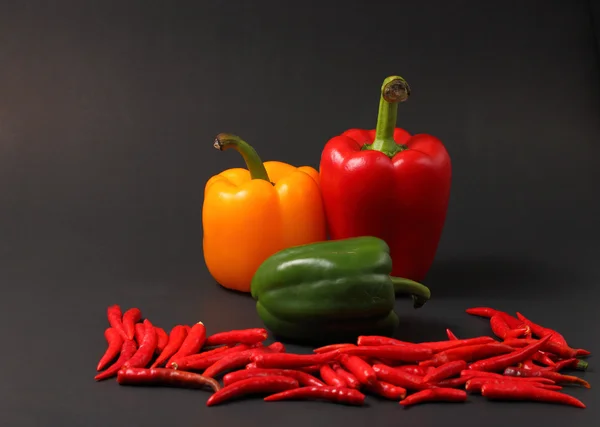 Rode chillis en pepers — Stockfoto