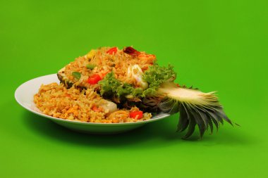 pişmiş pirinç ve ananas deniz ürünleri