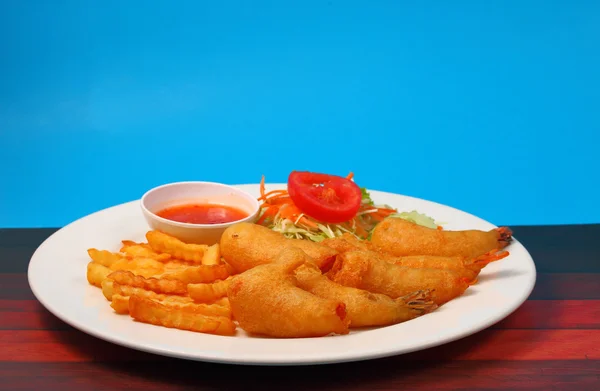 Gambas en masa crujiente y ensalada — Foto de Stock