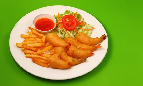 Prawns in crispy batter and salad — Stock Photo, Image