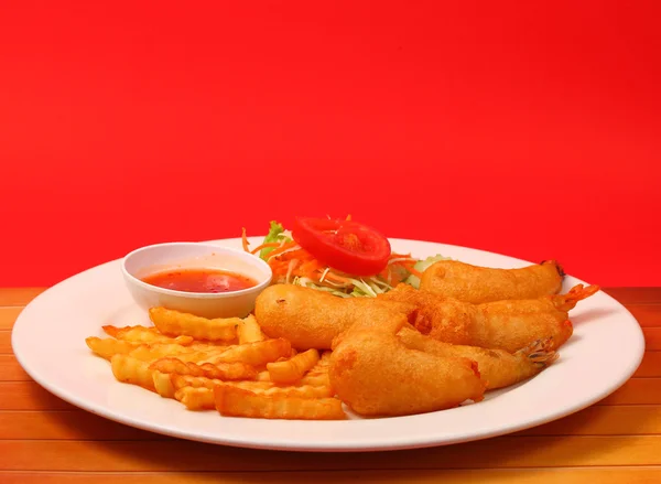 Gambas en masa crujiente y ensalada — Foto de Stock