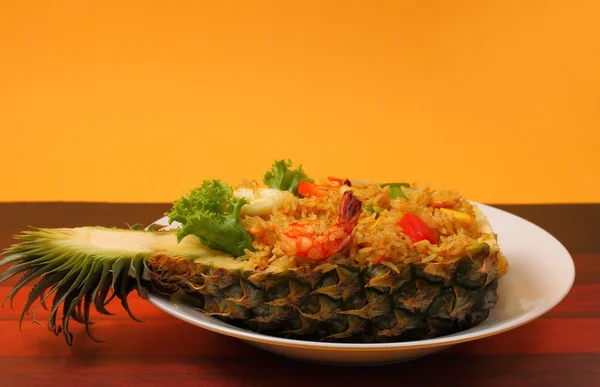 Riz cuit au four et fruits de mer à l'ananas — Photo