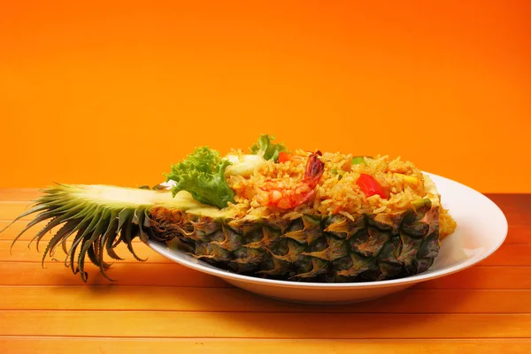 Riz cuit au four et fruits de mer à l'ananas — Photo