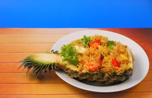 焗的饭和菠萝海鲜 — 图库照片
