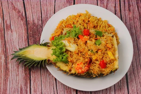 Arroz al horno y mariscos en piña —  Fotos de Stock