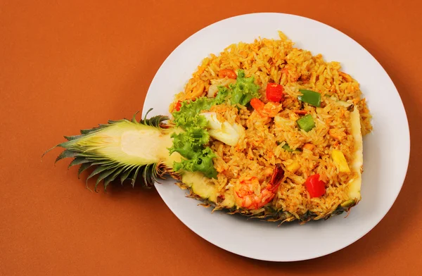 Arroz al horno y mariscos en piña —  Fotos de Stock