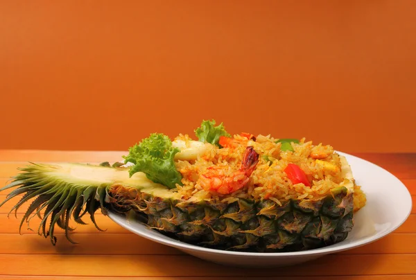 Рис и морепродукты в ананасе — стоковое фото